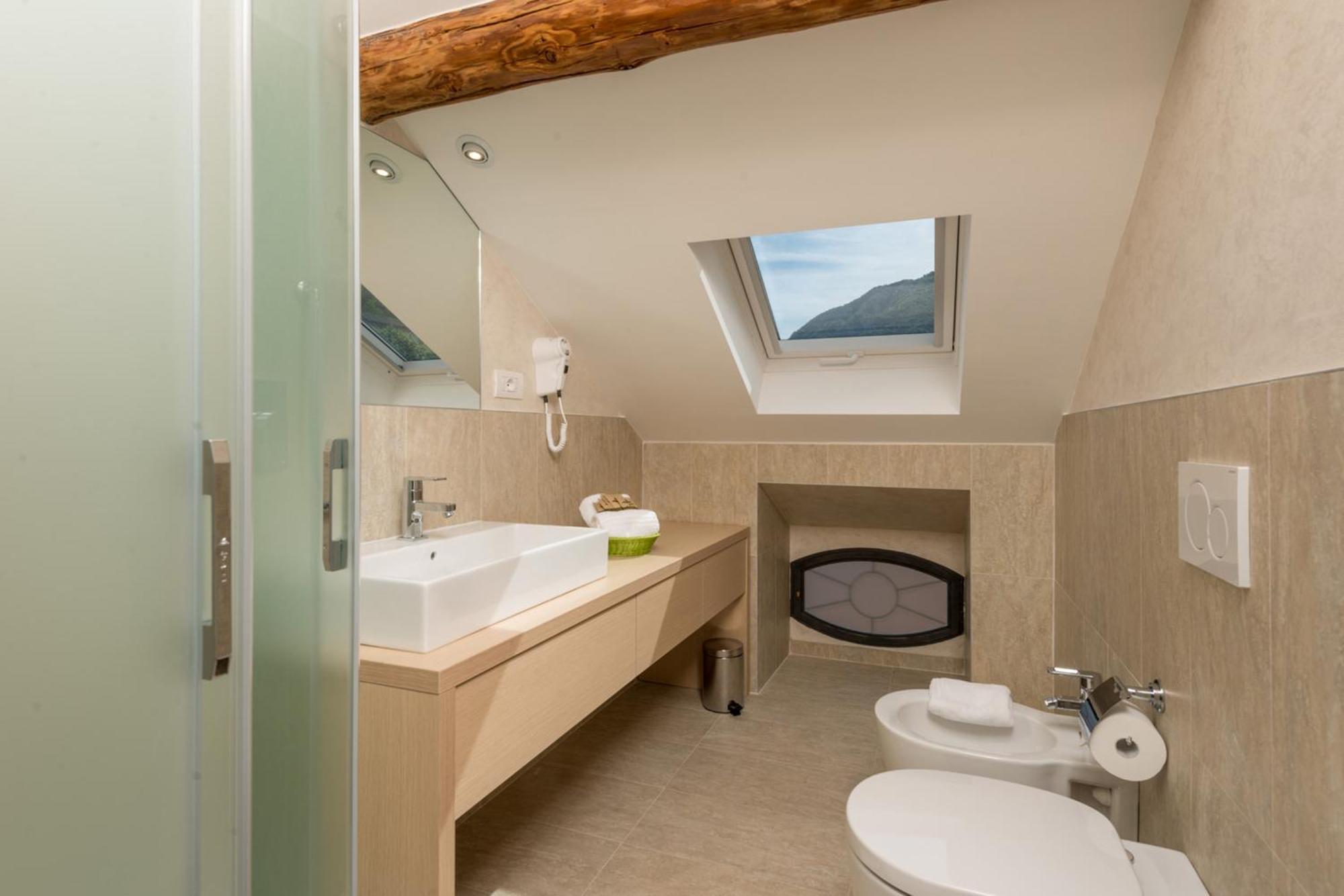 Hotel Helvetia Lezzeno Bagian luar foto