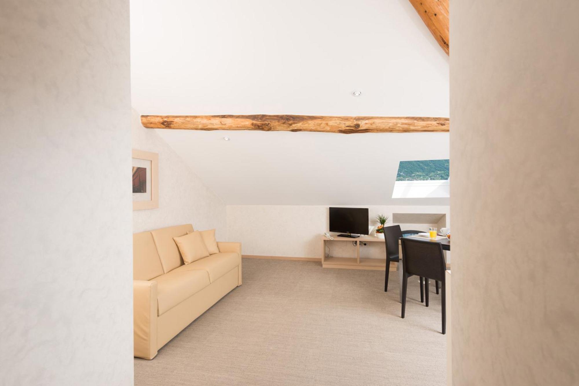 Hotel Helvetia Lezzeno Bagian luar foto
