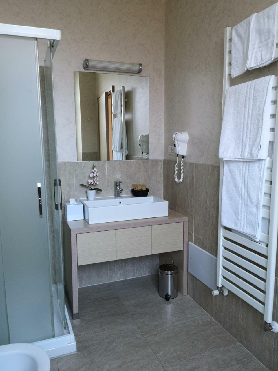 Hotel Helvetia Lezzeno Bagian luar foto