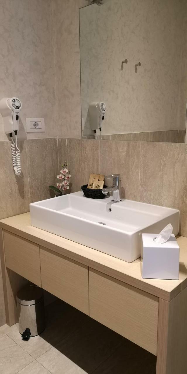 Hotel Helvetia Lezzeno Bagian luar foto